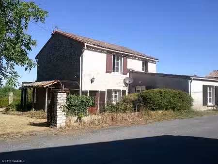 charmante maison en pierre avec vue sur la campagne