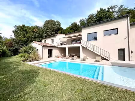 maison de 170 m² avec piscine et joli jardin