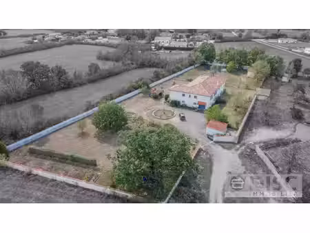 vaste propriété de plus de 500 m² avec jardin clos et nombreuses possibilités.