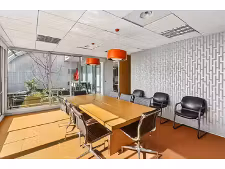 location local professionnel 273m²