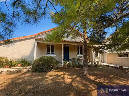ensemble immobilier au bord de la charente