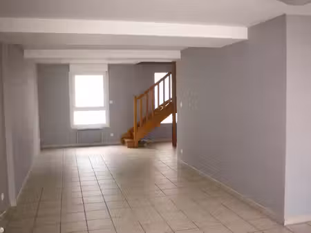 location appartement 4 pièces  79.56m²  bourg