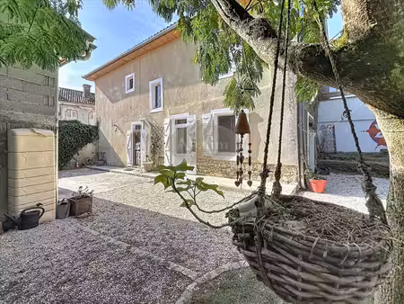 ravissante villageoise  atelier  jardin