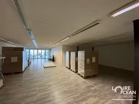 location local commercial 435m² aizenay 85190