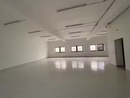 location local d’activités saint ouen l aumone 95310 240m²