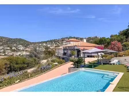 villa avec piscine et belle vue dégagée sur mer