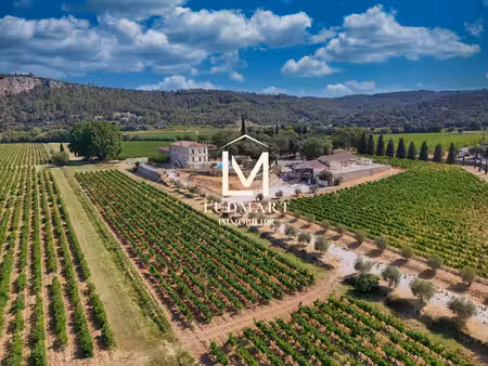 au cœur de la provence  un domaine où patrimoine  vignoble et art de vivre ne font qu