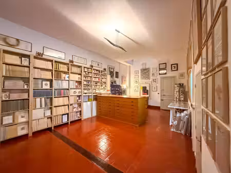 dans une rue piétonne  ancien logement de gardien  actuellement utilisé en local