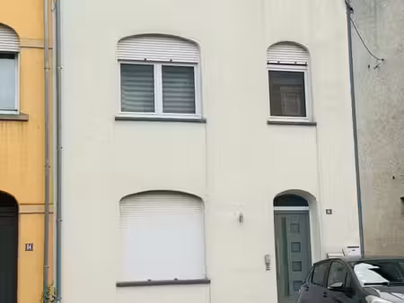 maison de caractère 6 chambres 2 sdb  2 garages  2 pl de pkg