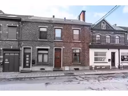 maison 2 façades en bon état général !