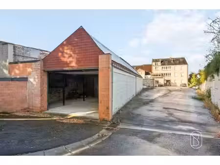 entrepôt polyvalent + parking en plein centre de leuze!
