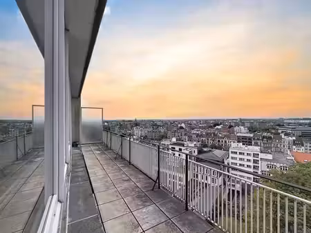 cinquantenaire - magnifique penthouse 2ch + bureau + garage