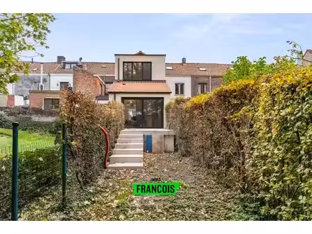 maison de ville lumineuse et rénovée avec goût  située à pr…