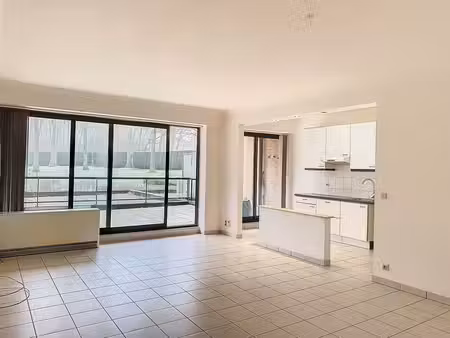 rez-de-chaussée à louer avec terrasse.