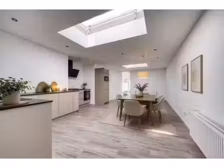 goed gelegen gerenoveerde woning met 4-5 slaapkamers en r...