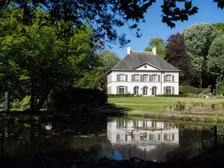 exclusief landhuis met voormalig koetshuis  gelegen op ee...