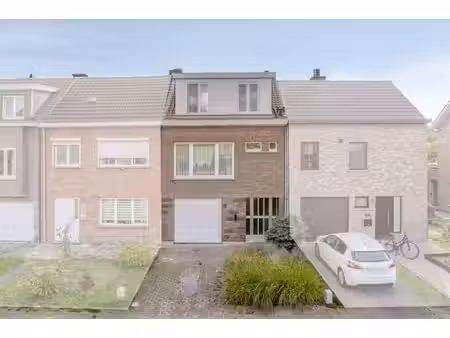 premier étage spacieux dans un quartier résidentiel calme de