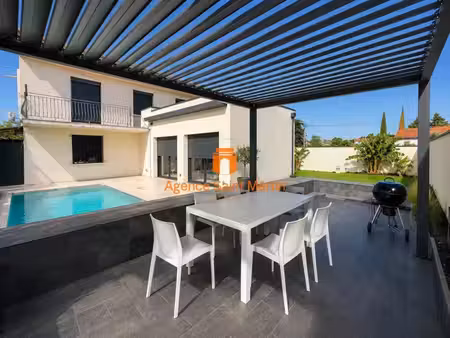 maison rénovée de 180m² avec piscine dans quartier prisé