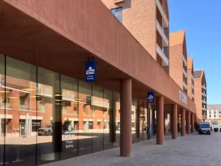 espace commercial vide dans un nouveau quartier piéton