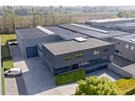te koop: veelzijdig bedrijfsgebouw met ruim appartement e...