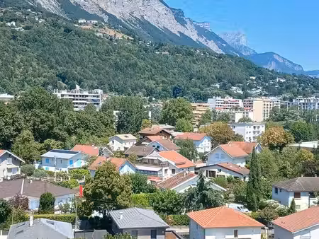 particulier loue t3 à meylan  dernier étage