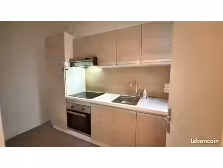 appartement f3 à louer . parking et entrée privative
