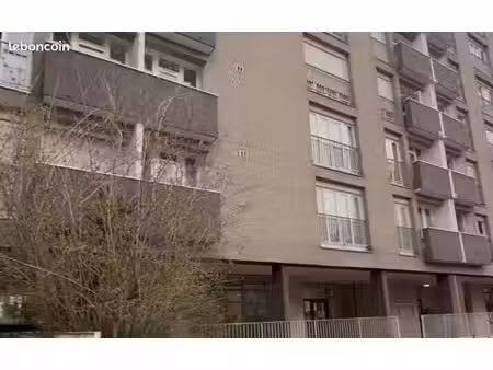 location place de parking ivry