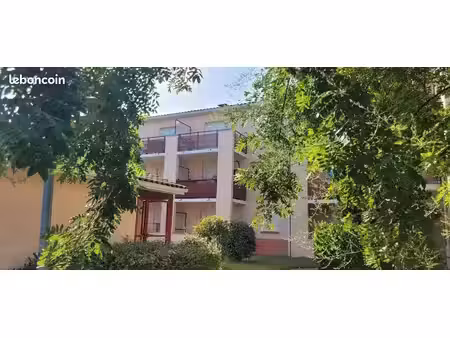 beau t2 lumineux avec chambre séparée et salle de bains privative