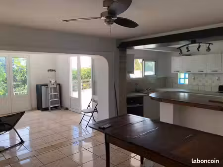 maison t3 2 chambres séjour et cour eau compris