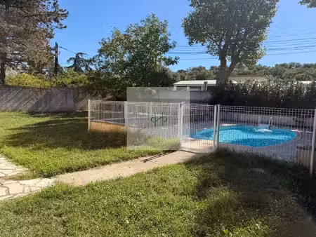 maison avec piscine et vue dégagée