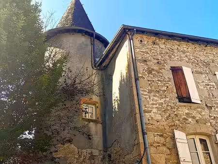 immeuble en pierre avec tourelle - centre-ville  rendement locatif 2000€/mois