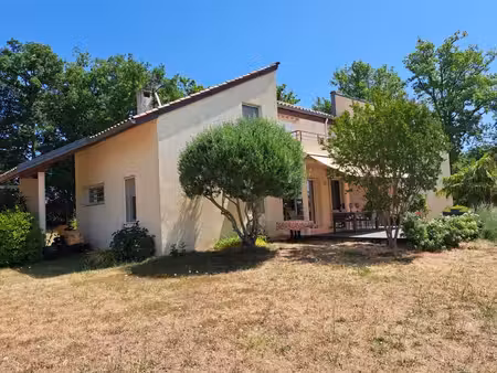 sur les hauteurs d'un quartier residentiel bel maison contemporaine sur joli terrain...