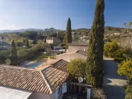 villa à quelques minutes du village de grimaud