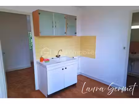 studio dans petit immeuble calme