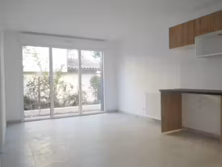 launaguet  t2 en bon état de 40 m² avec terrasse et 2 places de parking