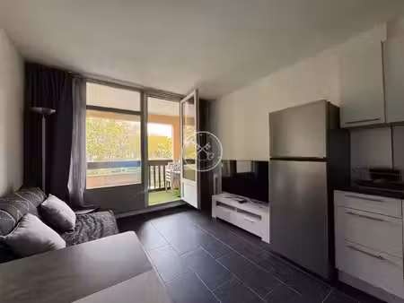 à louer– studio cabine rénové à fréjus  résidence avec piscine