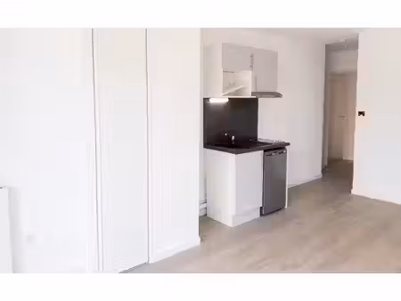 t2 avec balcon et parking à vannes
