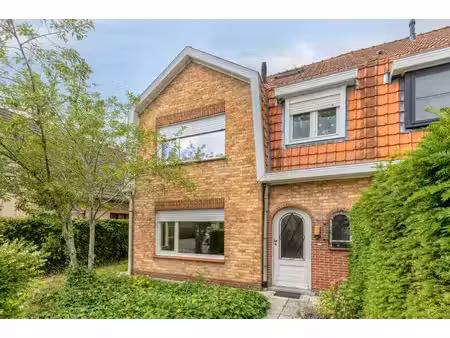 halfopen huis op rustige locatie te koop met 3 slaapkamers