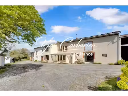 corps de ferme de 145 m² avec plus de 350 m² de dépendances en pierre à valoriser sur terr