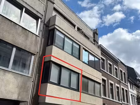 liege-centre: appartement 1 chambre à rafraîchir