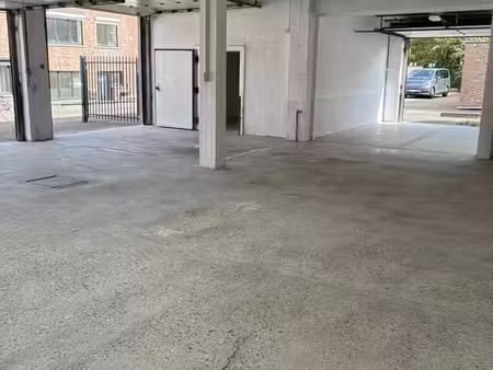 entrepôt spacieux et récemment rénové à louer