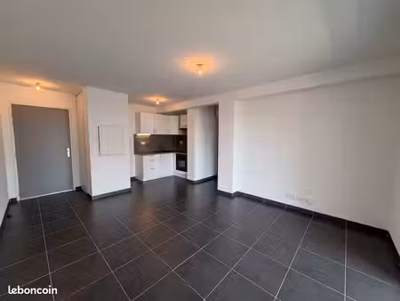 appartement 2 pièces avec terrasse et parking à lucciana