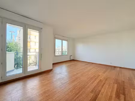 ivry s/s  3p de 63m² avec balcon face tramway