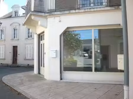 location bureaux et commerces à meslay-du-maine (53170) : à louer / 42m² meslay-du-maine