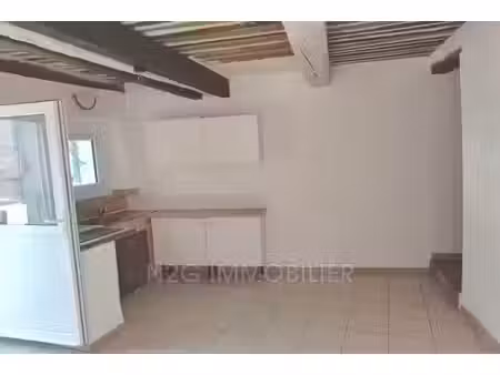 location appartement 1 pièce 22.29 m² à callas (83830)  375 €