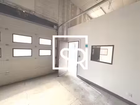 location entrepôt riom 63200 110m²