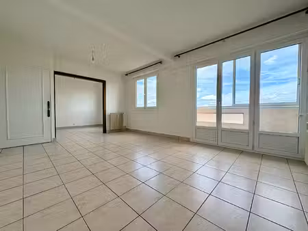 t4 de 76 70m²  axe république toison d'or.