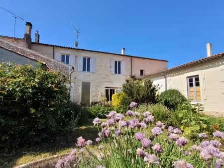 maison avec fort potentiel + local commercial au centre de bords