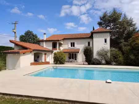 orléat maison t5 de 232 m² avec piscine dans un cadre de verdure
