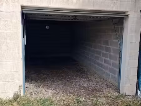 garage box a betz dans cour ferme